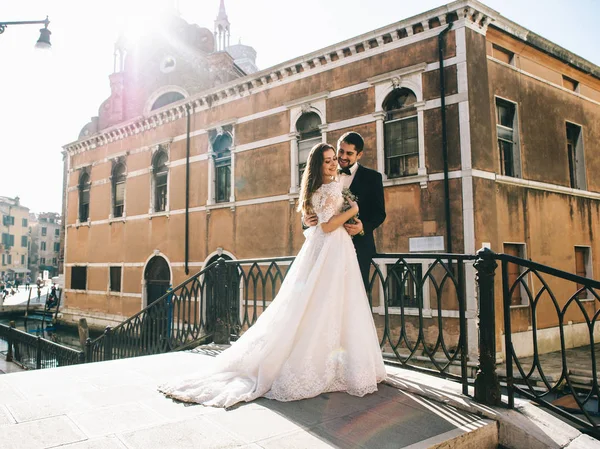 Krásný Manželský Pár Objímání Ulici Venice — Stock fotografie