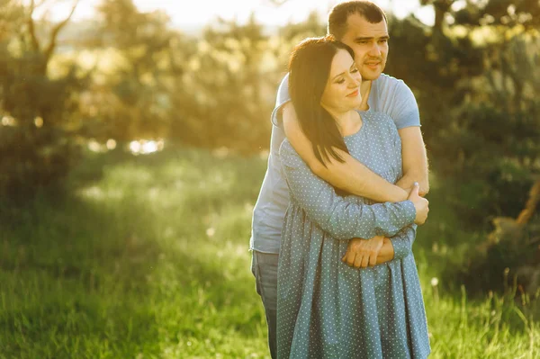 Jovem Belo Casal Apaixonado Apreciando Natureza — Fotografia de Stock