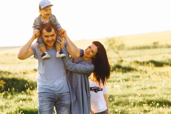 Familia Feliz Con Dos Niños Aire Libre —  Fotos de Stock