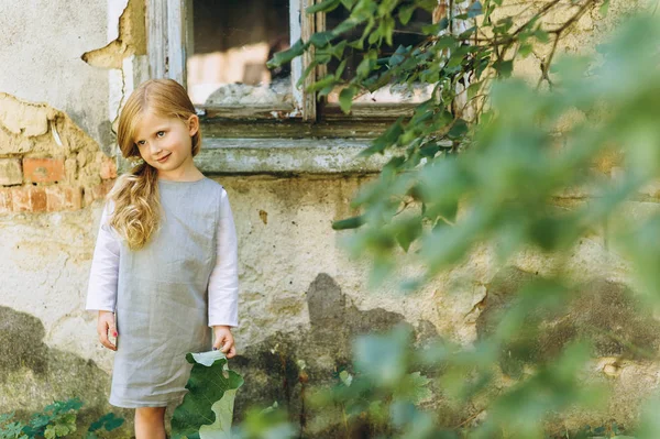 Niña Vestido Gris Con Una Hoja Mano Pie Sobre Hierba — Foto de Stock