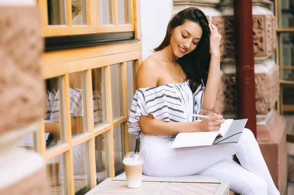 güzel genç kadın kahve içme ve notlar 