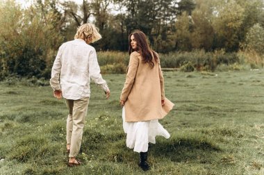 güzel genç çift güneşli ormanda yürüyüş boho tarzı giyinmiş