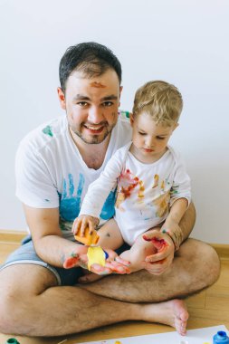 Baba ve oğul boya renkleri ile oynamak