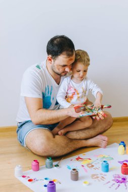 Baba ve oğul boya renkleri ile oynamak