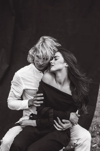 Schönes Junges Paar Auf Schwarzem Hintergrund Ist Voller Emotionen — Stockfoto