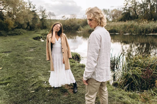 Bella Giovane Coppia Vestita Stile Boho Piedi Nella Foresta Soleggiata — Foto Stock