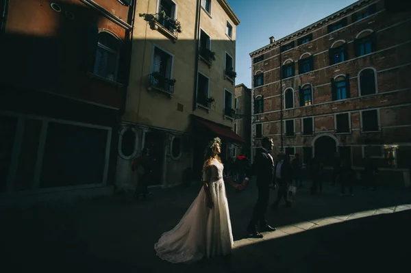 Beau Couple Marié Dans Rue Venise — Photo