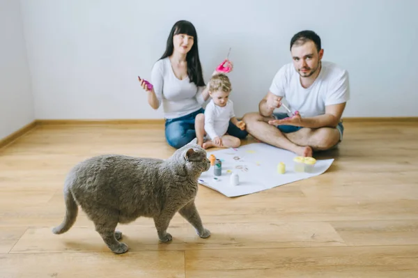 Son Med Föräldrar Och Katt Som Målar Affisch Och Annan — Stockfoto