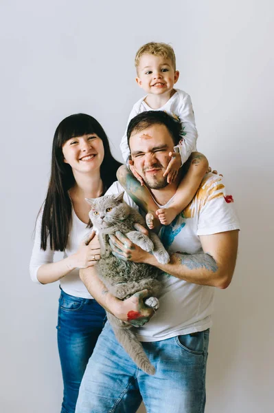 Ung Familj Med Son Och Katt Vit Bakgrund Efter Att — Stockfoto