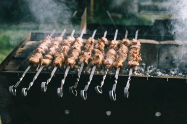 Lezzetli ızgara et mangal üzerinde metal şiş üzerinde 