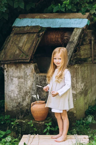 Iyi Açık Havada Beyaz Saçlı Sevimli Küçük Kız — Stok fotoğraf