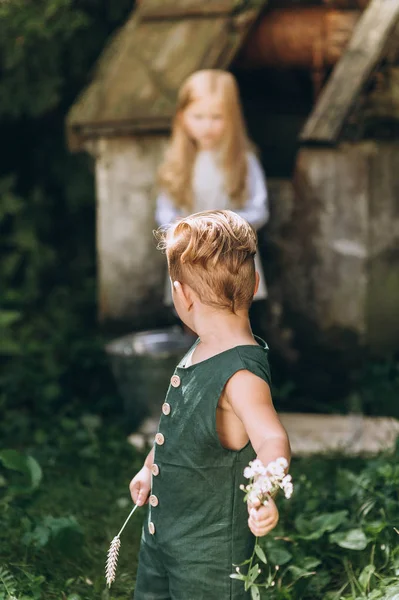 Drăguț Băiețel Păr Alb Într Combinație Verde Joc — Fotografie, imagine de stoc