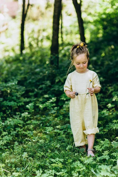 Όμορφο Μικρό Κορίτσι Στέκεται Στο Δάσος Καλοκαίρι — Φωτογραφία Αρχείου