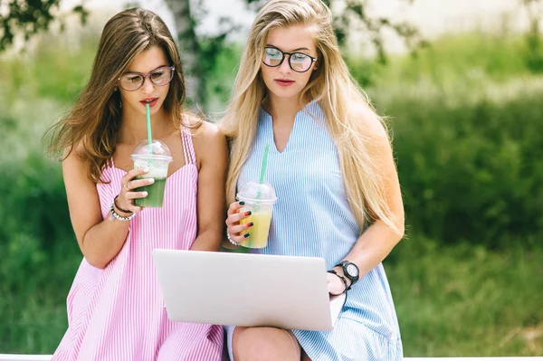 Dwie Dziewczyny Picie Soku Pracę Laptopie — Zdjęcie stockowe