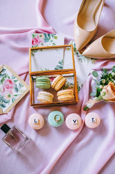 Macarrones Sabroso Postre Francés Sobre Fondo Rosa — Foto de Stock