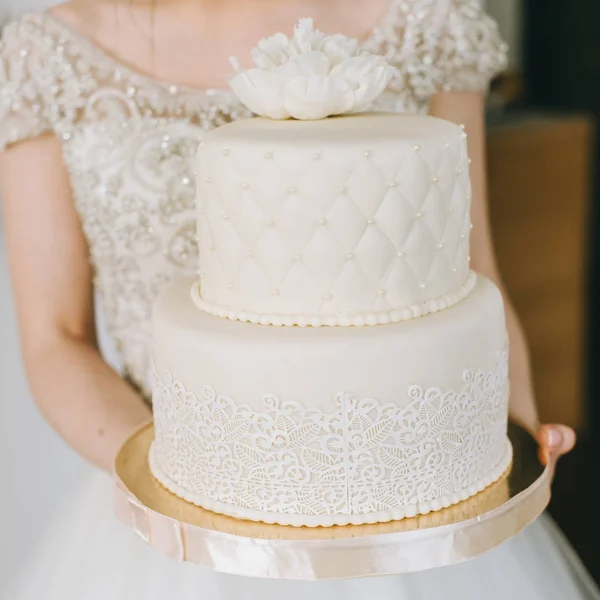 Gyönyörű Esküvői Torta Tejszínnel Díszítve — Stock Fotó