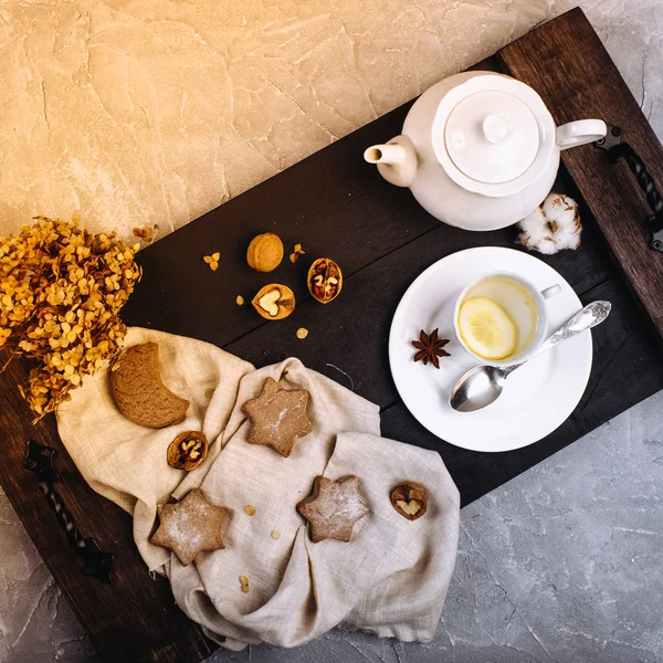 Vista Superior Bandeja Madeira Com Uma Xícara Chá Biscoitos — Fotografia de Stock