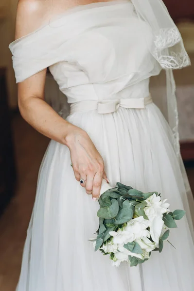 Όμορφη Γαμήλια Ανθοδέσμη Στα Χέρια Της Νύφης Στο Λευκό Νυφικό — Φωτογραφία Αρχείου