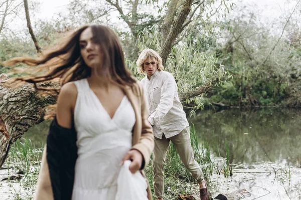 Beau Jeune Couple Habillé Dans Style Boho Marche Dans Forêt — Photo