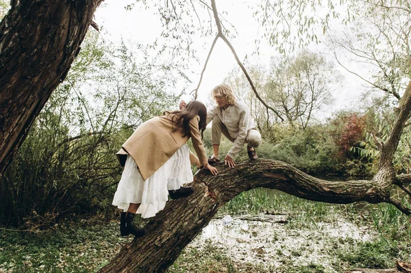 Belo Jovem Casal Estilo Boo Sentado Ramo Árvore Grande — Fotografia de Stock