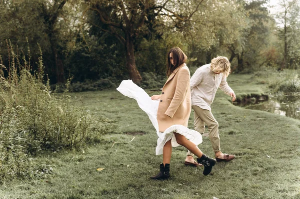 Bella Giovane Coppia Vestita Stile Boho Piedi Nella Foresta Soleggiata — Foto Stock