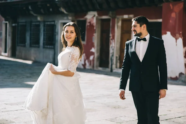 Beau Couple Marié Dans Rue Venise — Photo