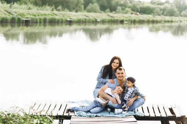 Gelukkig Gezin Met Twee Kinderen Buurt Van Rivier — Stockfoto