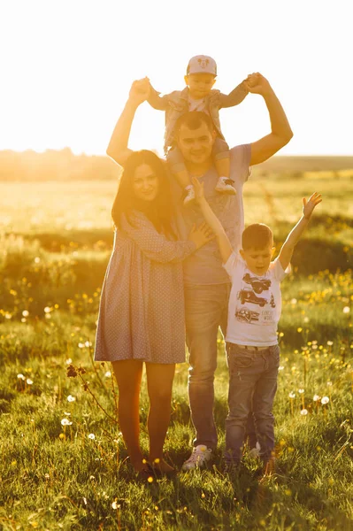 Gelukkig Gezin Met Twee Kinderen Buiten — Stockfoto