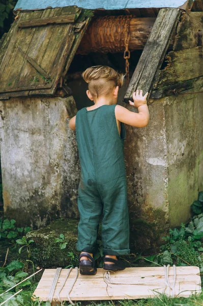 Carino Bambino Con Capelli Bianchi Una Combinazione Verde Giocare — Foto Stock