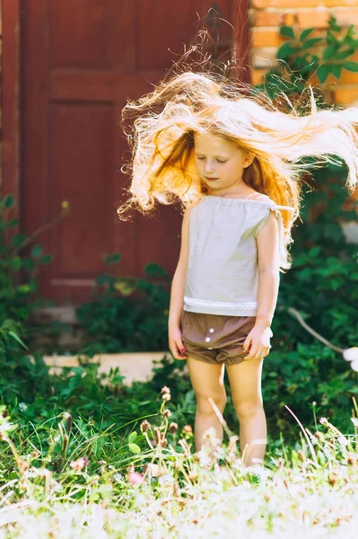 Mignonne Petite Fille Aux Cheveux Blonds Plein Air — Photo