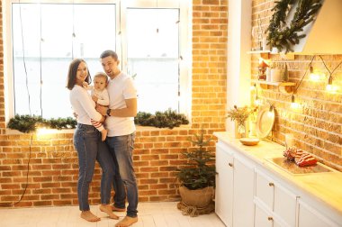 Genç bir aile babası, anne ve küçük kızları eğleniyor.