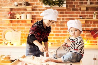 Çocuk pişmiş ve un ve kitch hamur ile oynadı