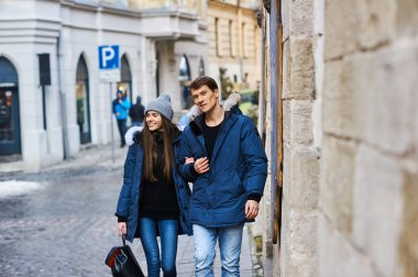 Modayı takip eden genç bir çift Noel zamanı şehirde yürür.