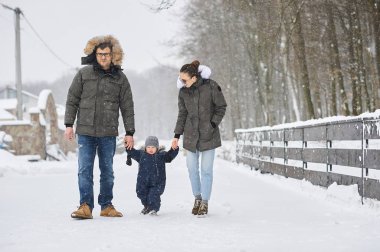 Mutlu aile kışın evin yanında eğlenir.
