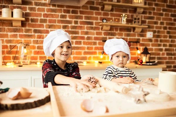 Los niños son cocinados y jugados con harina y masa en la parcela —  Fotos de Stock