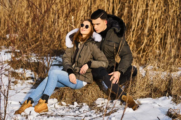 Couple heureux étreignant et riant à l'extérieur en hiver — Photo