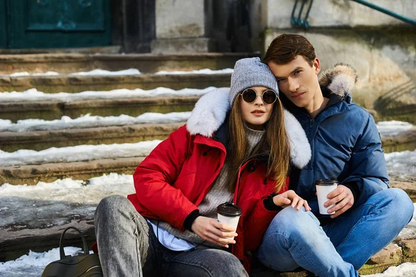 Un jeune couple branché se promène dans la ville à Noël — Photo