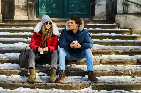 Un jeune couple branché se promène dans la ville à Noël — Photo