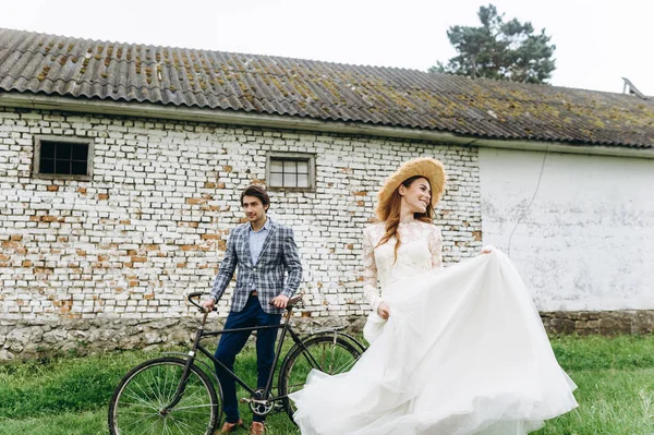 Красивая молодая пара жениха и невесты с велосипедом рядом со старым — стоковое фото