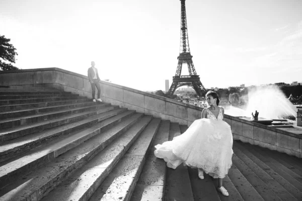 Feliz casal romântico abraçando perto da torre Eiffel em P — Fotografia de Stock