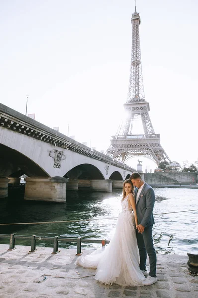 Heureux couple marié romantique étreignant près de la tour Eiffel à P — Photo