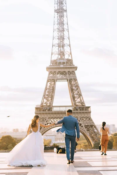 Felice coppia romantica sposata che si abbraccia vicino alla torre Eiffel in P — Foto Stock