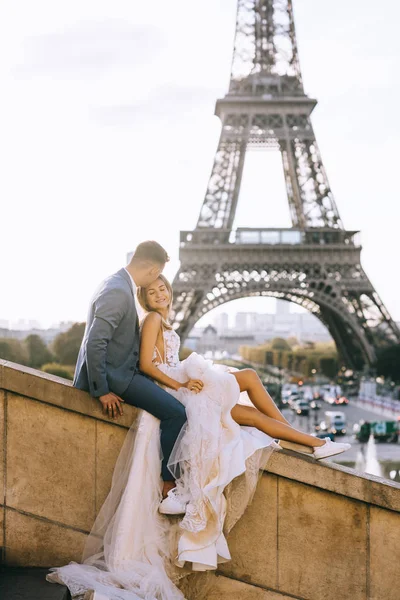 Felice coppia romantica sposata che si abbraccia vicino alla torre Eiffel in P — Foto Stock