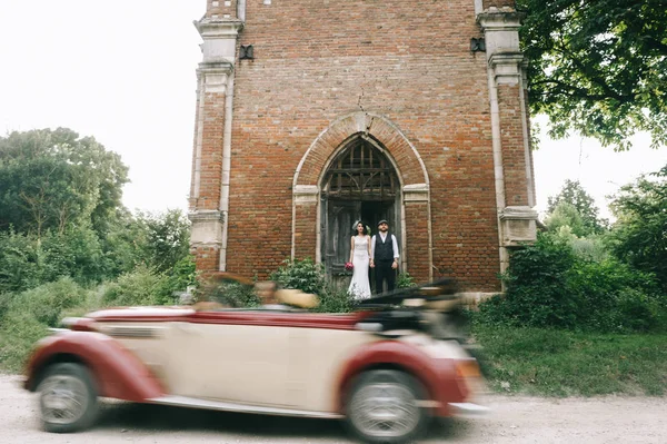 Novia hermosa boda y novio guapo en coche retro cerca de la —  Fotos de Stock