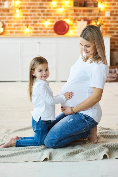 Portrait d'une petite fille avec sa mère enceinte dans le — Photo