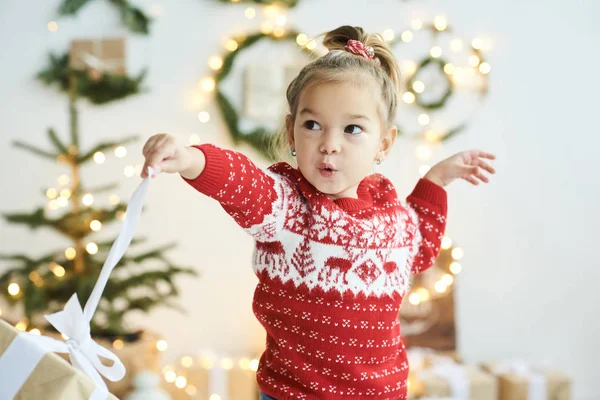 Kırmızı Noel süveteri giymiş güzel bir kızın portresi. — Stok fotoğraf