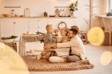 Genç bir aile babası, anne ve küçük oğulları eğleniyor. 