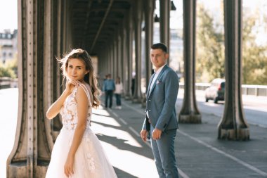 Mutlu romantik evli çift P Eyfel kulesi yakınında sarılma
