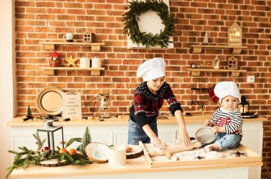 Çocuk pişmiş ve un ve kitch hamur ile oynadı