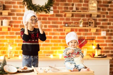 Çocuk pişmiş ve un ve kitch hamur ile oynadı